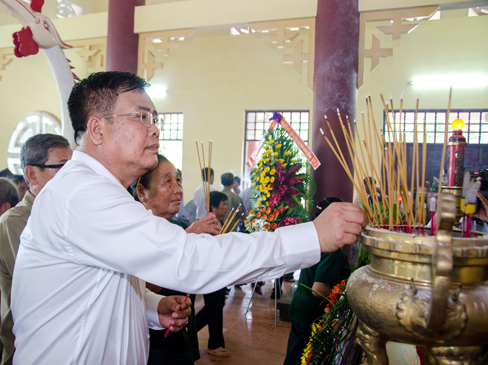 Đồng chí Nguyễn Văn Trình, Phó Bí thư Tỉnh ủy, Chủ tịch UBND tỉnh dâng hương tại Đền thờ liệt sĩ xã Long Phước (TP. Bà Rịa).