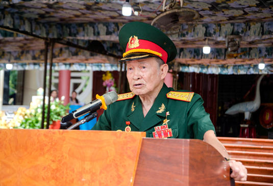 Anh hùng LLVTND Nguyễn Văn Tàu nói chuyện ôn lại truyền thống đấu tranh anh dũng, kiên cường của quân và dân xã Long Phước.