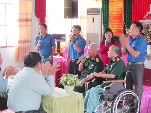Các thương, bệnh binh tại Trung tâm điều dưỡng thương, bệnh binh và người có công Long Đất giao lưu văn nghệ với một đoàn khách. Ảnh: MINH THANH