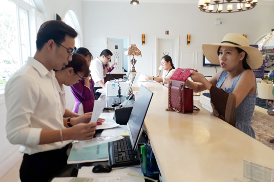 Nguồn nhân lực của du lịch BR-VT được các DN ngoại tỉnh đánh giá cao do được đào tạo bài bản cả về lý thuyết và thực hành. Trong ảnh: Nhân viên Lan Rừng Resort Phước Hải tư vấn chọn phòng cho khách. Ảnh: ĐĂNG KHOA