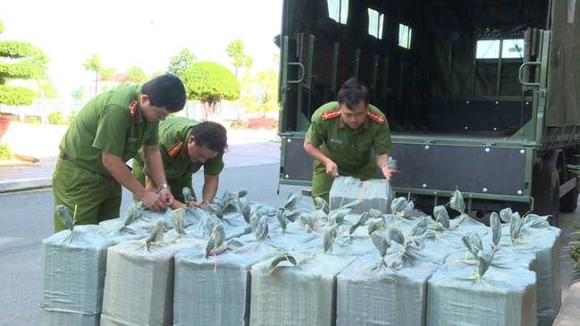Cơ quan công an tỉnh phát hiện, bắt giữ một vụ vận chuyển thuốc lá lậu với số lượng lớn.  Ảnh: NGUYỀN NGÂN
