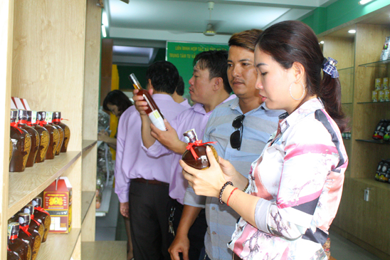 Khách tham quan và mua sản phẩm tại cửa hàng giới thiệu sản phẩm HTX trong ngày khai trương.