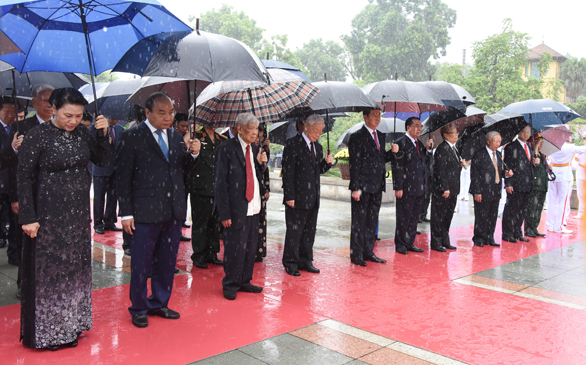 Các đồng chí lãnh đạo Đảng, Nhà nước tưởng nhớ Chủ tịch Hồ Chí Minh và các anh hùng liệt sĩ. Ảnh: NHẬT BẮC