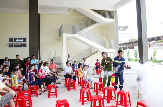 Cán bộ Phòng Cảnh sát PCCC số 2 hướng dẫn người dân cách sử dụng thiết bị chữa cháy.