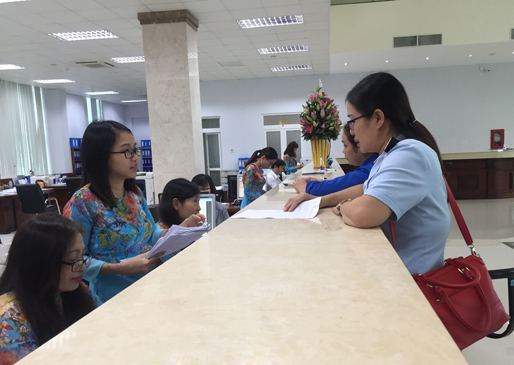 Khách hàng giao dịch tại Kho bạc Nhà nước tỉnh. 