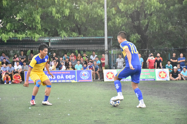 Pha bóng trong trận đấu tranh chức vô địch giữa FC Lam Hồng – FC Thái Bình.