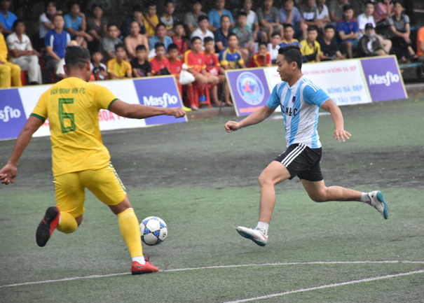 Pha bóng trong trận đấu tranh hạng ba giữa FC TP. Vũng Tàu và FC Văn Minh Miền Nam.