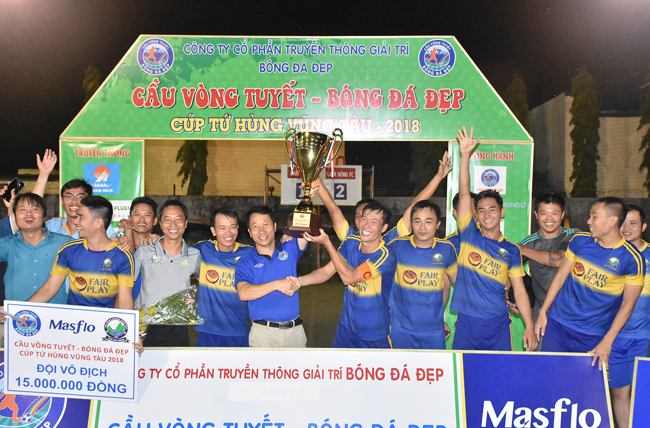 Ông Thái Khắc Bằng, Trưởng ban tổ chức giải, Giám đốc Công ty CP truyền thông giải trí Bóng Đá Đẹp (thứ 7 từ trái sang) trao cup cho đội vô địch FC Lam Hồng.