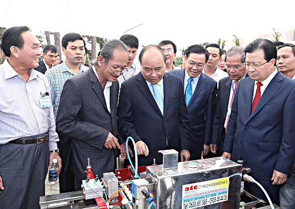 Sáng 30-7, tại TP.Đà Lạt (tỉnh Lâm Đồng), Thủ tướng Nguyễn Xuân Phúc chủ trì Hội nghị toàn quốc thúc đẩy doanh nghiệp đầu tư vào lĩnh vực nông nghiệp. Trong ảnh: Thủ tướng Nguyễn Xuân Phúc và các Phó Thủ tướng Vương Đình Huệ, Trịnh Đình Dũng tham quan gian trưng bày sản phẩm tại Hội nghị. Ảnh: Thống Nhất
