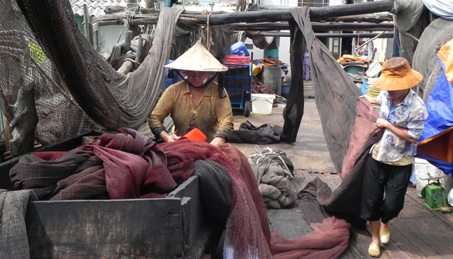 Dự án nạo vét và xây kè kênh Bến Đình (TP. Vũng Tàu) đến nay vẫn chưa được triển khai thực hiện, khiến khu vực kênh Bến Đình ngày càng ô nhiễm.  Trong ảnh: Người dân giặt lưới và xả nước thải chưa qua xử lý ra kênh Bến Đình. Ảnh: QUANG VŨ