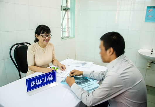 Người nghiện ma túy được tư vấn điều trị cai nghiện trong ngày đầu tiên khai trương điểm tư vấn, chăm sóc, hỗ trợ điều trị  cai nghiện ma túy tại Trạm Y tế phường 7 (TP. Vũng Tàu). 