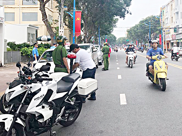 Lực lượng liên ngành xử lý các trường hợp ô tô của người dân địa phương đỗ sai quy định trên đường Hoàng Hoa Thám (TP.Vũng Tàu).
