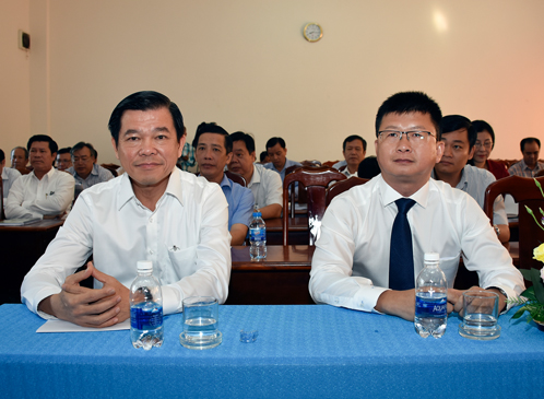 Đồng chí Nguyễn Hồng Lĩnh, Ủy viên Trung ương Đảng, Bí thư Tỉnh ủy, Chủ tịch HĐND tỉnh và Tiến sĩ Đinh Công Khải, Viện trưởng Viện chính sách công Trường ĐH Kinh tế TP. Hồ Chí Minh tham dự lễ khai giảng.