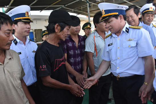 Đại tá Lê Cao Thịnh, Chủ nhiệm Chính trị Tổng Công ty Tân Cảng Sài Gòn  thăm hỏi các ngư dân tàu cá PY 95139TS sau khi được tàu của Hải đoàn 129  đưa về TP.Vũng Tàu an toàn.