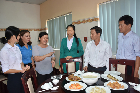 Đoàn Giám sát liên ngành tỉnh giám sát chất lượng bữa ăn giữa ca của người lao động Công ty TNHH Công nghiệp Gốm Bạch Mã  (KCN Mỹ Xuân A, TX.Phú Mỹ). Ảnh: ĐÔNG TRÚC