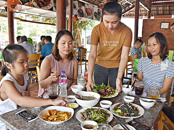 Khách thưởng thức thịt trâu tại quán Trâu tươi Bắc Ninh. 
