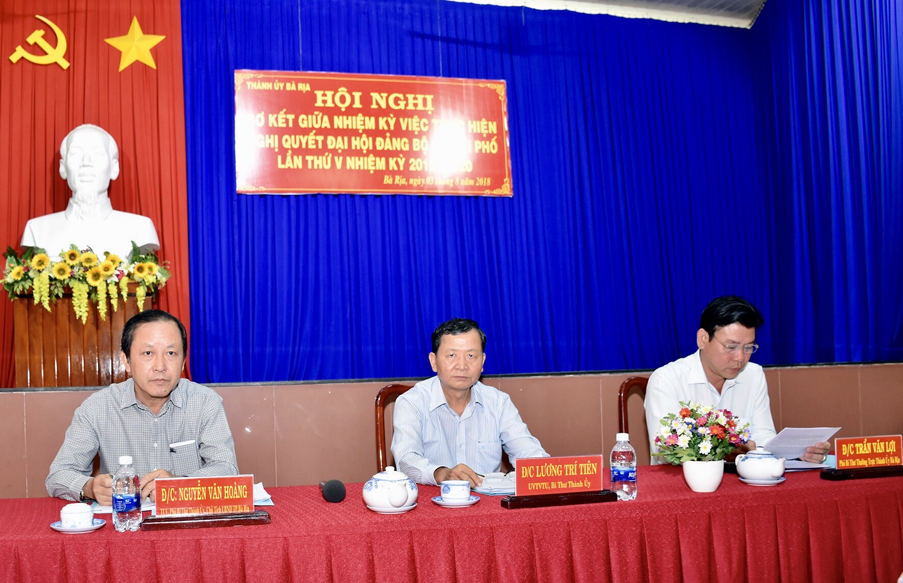 Các đồng chí: Lương Trí Tiên, Ủy viên Ban Thường vụ Tỉnh ủy, Bí thư Thành ủy, Chủ tịch HĐND TP. Bà Rịa; Trần Văn Lợi, Phó Bí thư Thường trực Thành ủy Bà Rịa; Nguyễn Văn Hoàng, Phó Bí thư Thành ủy,  Chủ tịch UBND TP. Bà Rịa, chủ trì hội nghị.