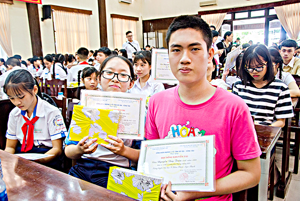 Niềm vui của 2 anh em Nguyễn Duy Toàn, Nguyễn Thu Hà tại lễ trao học bổng Nguyễn Đức Cảnh - khuyến học, khuyến tài của CĐ ngành Y tế.