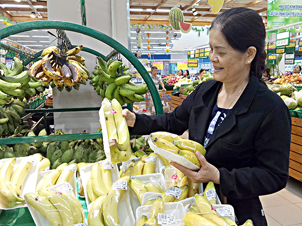 Khách hàng mua trái cây tại Siêu thị Co.op Mart Vũng Tàu.