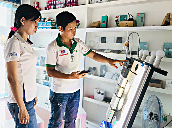 Anh Nguyễn Mạnh Hà, Giám đốc Công ty TNHH SX-TM-DV Kỷ Nguyên Mới giới thiệu các giải pháp nhà thông minh với khách hàng.