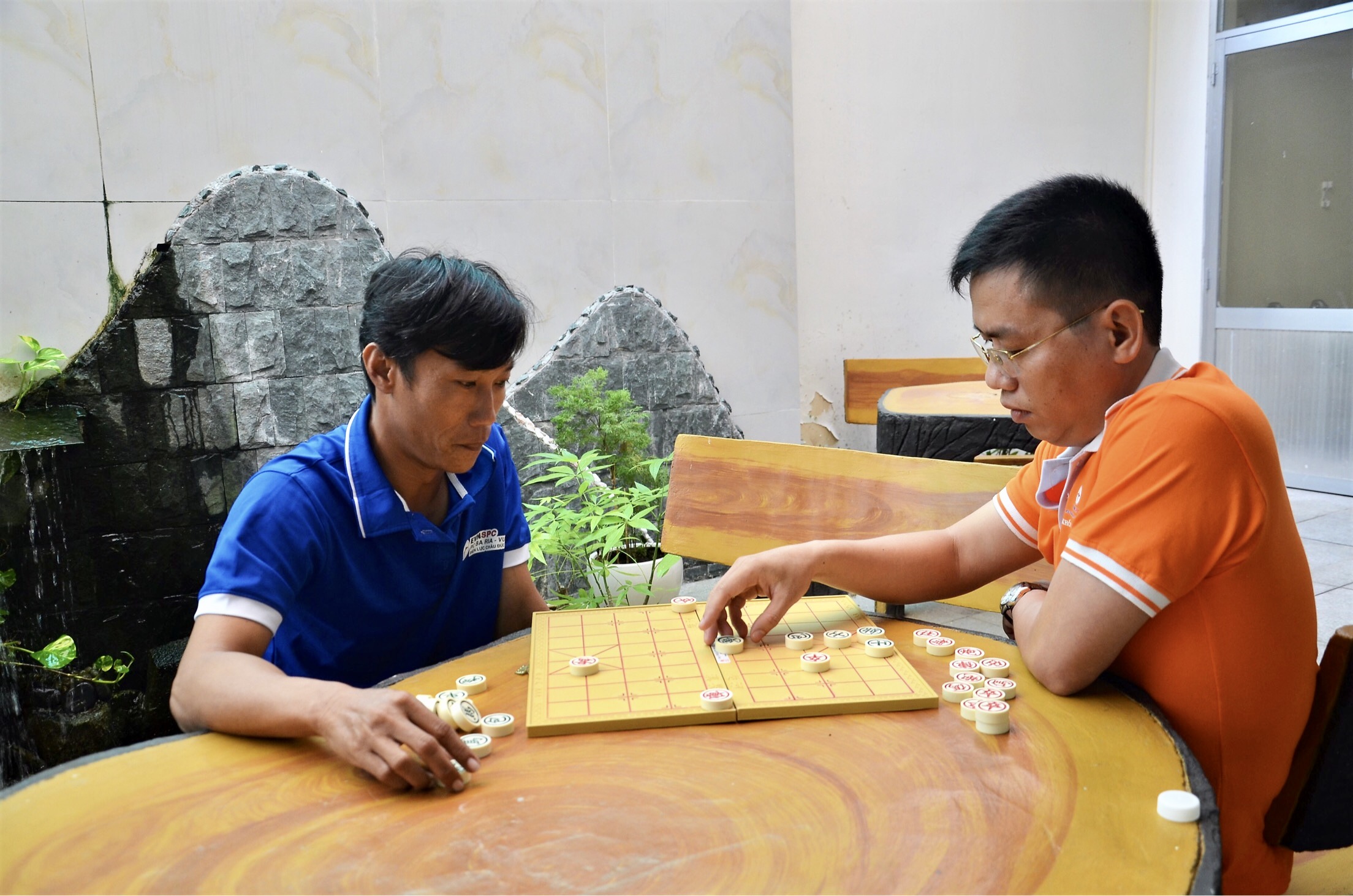 Các VĐV thi đấu môn cờ tướng.