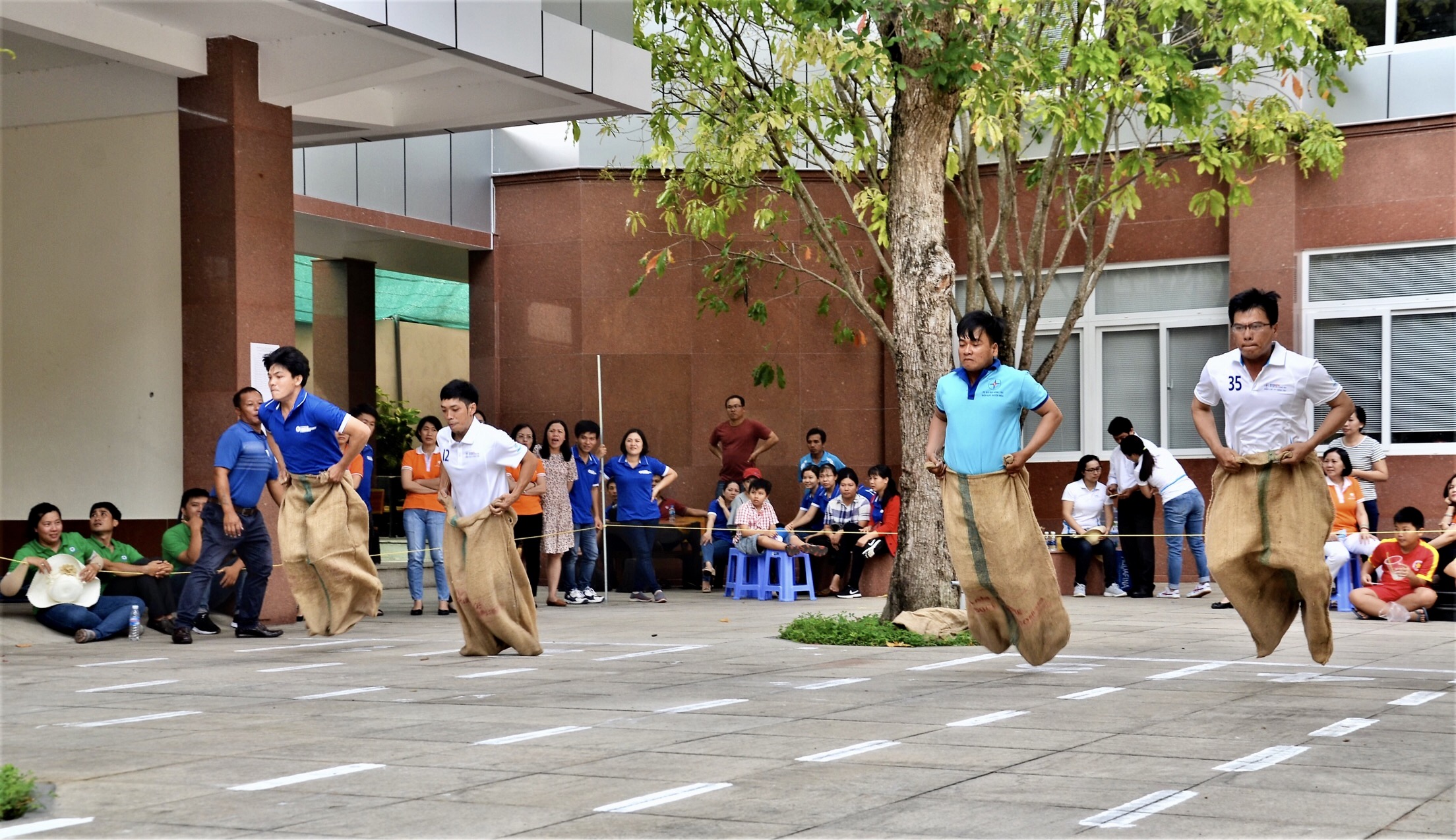 VĐV thi đấu nội dung nhảy bao bố đơn nam.