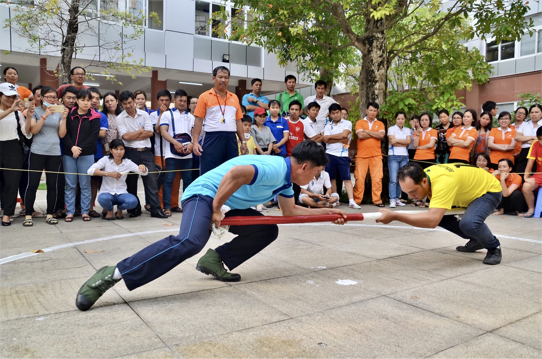 VĐV thi đấu môn đẩy gậy.