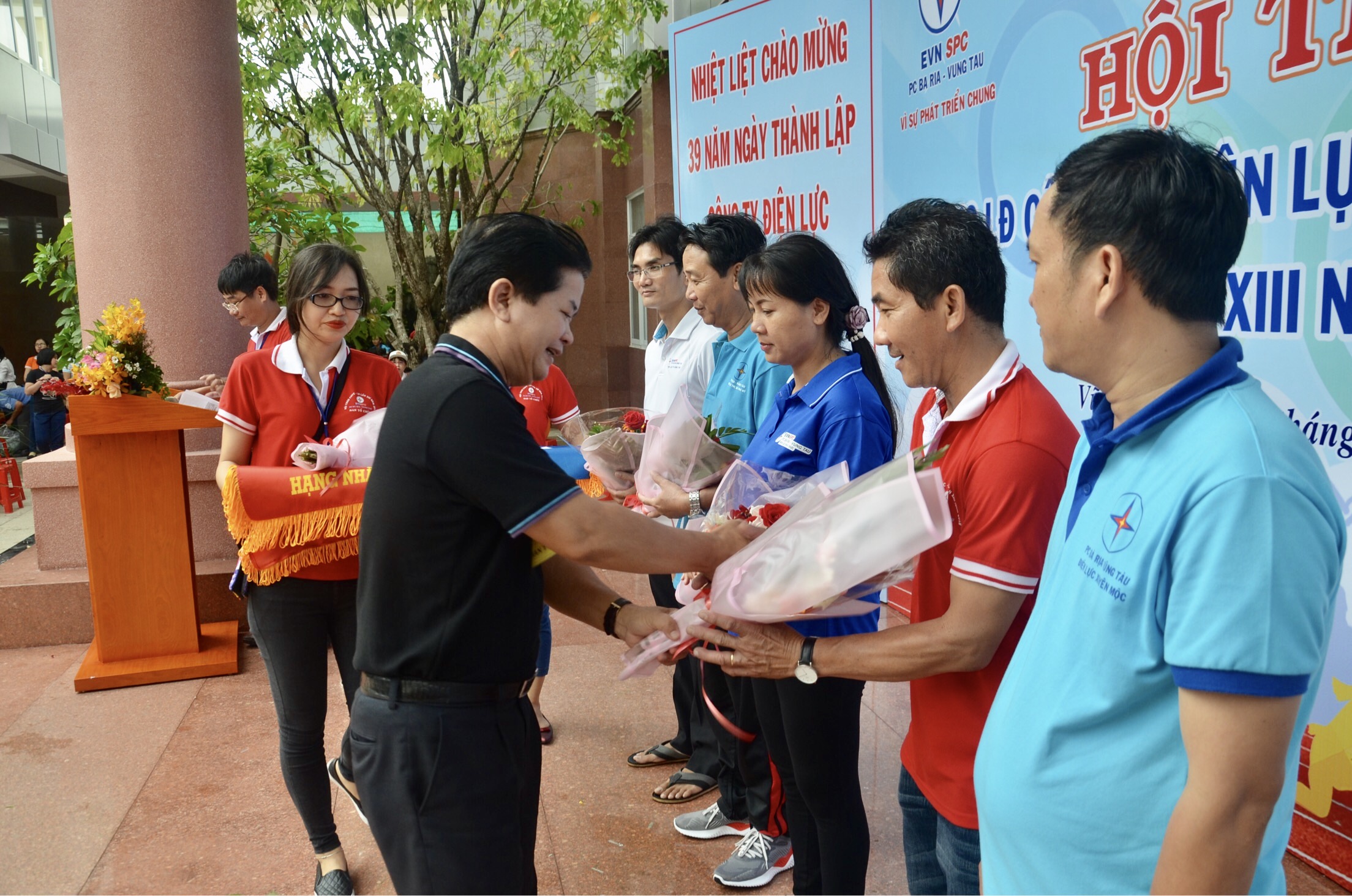 Ông Nguyễn Văn Giáp, Giám đốc Công ty Điện lực BR-VT trao giải Nhất, Nhì, Ba toàn đoàn cho các đội.