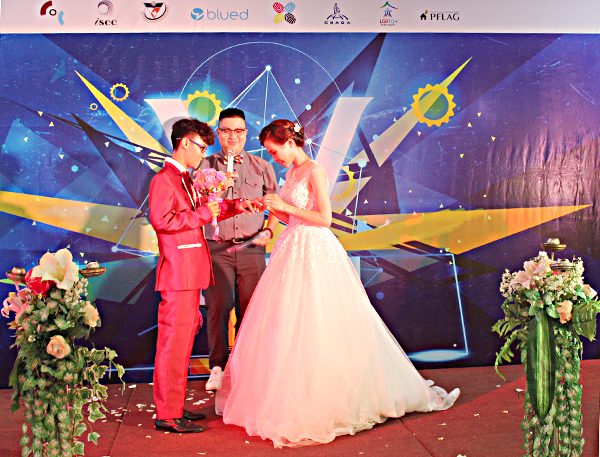 Nghi thức kết hôn của một cặp đôi trong cộng đồng LGBT tại chương trình VietPride năm 2018.