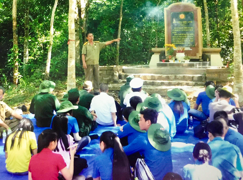 Cựu chiến binh kể chuyện truyền thống cho đoàn viên, thanh niên  Chi đoàn khu phố 2, phường Long Tâm (TP.Bà Rịa) tại căn cứ Thị ủy Bà Rịa. 
