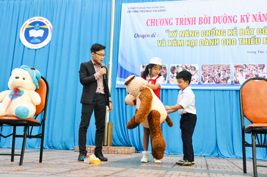 Th.S tâm lý Nguyễn Ngọc Duy hướng dẫn học sinh Trường TH Hạ Long, TP.Vũng Tàu về “vùng riêng tư”. 