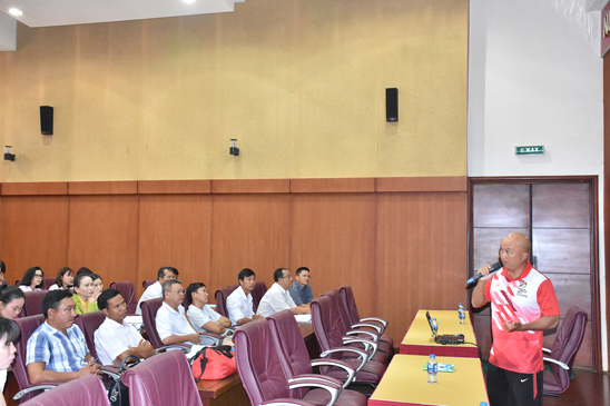 Thạc sĩ Mai Toàn Thịnh, giảng viên Trường Đại học TDTT TP.Hồ Chí Minh hướng dẫn lý thuyết về bơi an toàn cho các học viên.