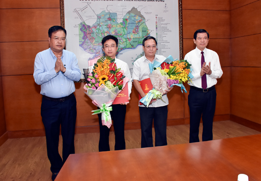 Các đồng chí: Nguyễn Hồng Lĩnh, Ủy viên Trung ương Đảng, Bí thư Tỉnh ủy, Chủ tịch HĐND tỉnh; Nguyễn Văn Trình, Phó Bí thư Tỉnh ủy, Chủ tịch UBND tỉnh, trao quyết định và tặng hoa chúc mừng đồng chí Đặng Minh Thông, Tỉnh ủy viên, Phó Chủ tịch UBND tỉnh và đồng chí Huỳnh Bách Chiến, Tỉnh ủy viên, Bí thư Huyện ủy, Chủ tịch HĐND huyện Xuyên Mộc nhận nhiệm vụ mới.