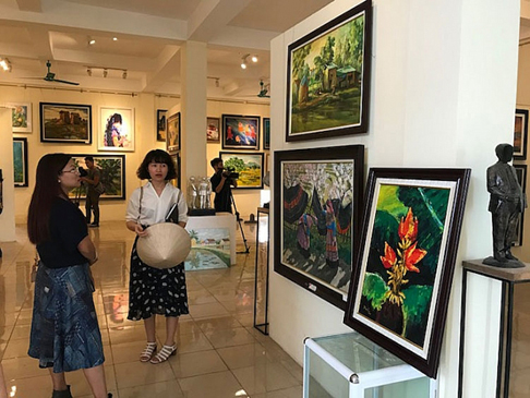 Du khách tham quan Bảo tàng Mỹ thuật Cổ Đô.