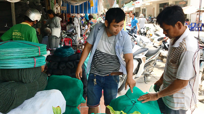 Người dân chọn mua ngư cụ tại chợ Hồng Ngự