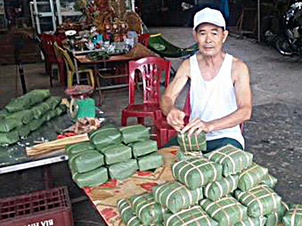 Ông Ngô Tiến Sỹ gói bánh chưng.