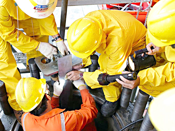 Kỹ sư, công nhân PV Gas trong giờ sản xuất.