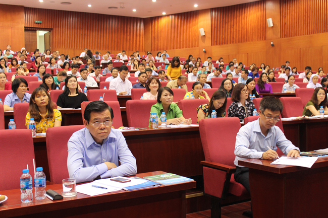 Các đồng chí: Nguyễn Hồng Lĩnh, Ủy viên Trung ương Đảng, Bí thư Tỉnh ủy, Chủ tịch HĐND tỉnh; Đặng Minh Thông, Phó Chủ tịch UBND tỉnh tham dự buổi nói chuyện.