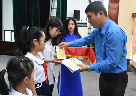 Đại diện LĐLĐ TP.Vũng Tàu trao học bổng Nguyễn Đức Cảnh cho con CNVCLĐ.