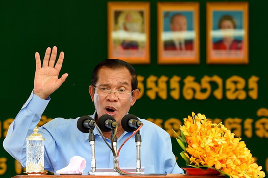 Thủ tướng Campuchia Hun Sen phát biểu trong chuyến thăm một nhà máy dệt may ở Phom Penh.