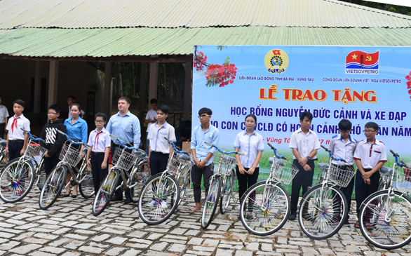 Đại diện Công đoàn Liên doanh Việt-Nga Vietsovpetro và LĐLĐ tỉnh trao xe đạp cho học sinh nghèo vượt khó. 