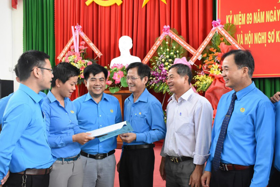 Anh Dương Hoàn, Chủ tịch CĐCS Công ty TNHH Kinh doanh Nông sản Việt Nam (thứ 2 từ phải qua);  Anh Phan Thanh Tùng, Chủ tịch CĐCS Công ty TNHH Prime Asia Việt Nam (thứ 4 từ phải qua); trao đổi công việc với lãnh đạo LĐLĐ tỉnh và Công đoàn Các KCN tỉnh.
