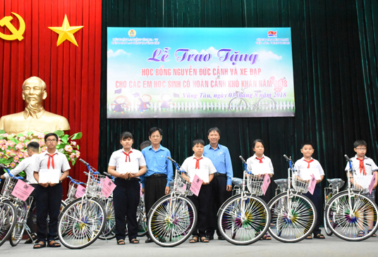 Đại diện LĐLĐ tỉnh và Công đoàn Liên doanh Việt-Nga Vietsovpetro tặng xe đạp cho học sinh TP.Vũng Tàu. Ảnh: ĐÔNG TRÚC