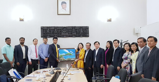 Đồng chí Nguyễn Thị Yến, Phó Bí thư Thường trực Tỉnh ủy, Trưởng Đoàn Đại biểu Quốc hội tỉnh tặng quà lưu niệm lãnh đạo Ban Phát triển kinh tế bang Andhra Pradesh. 