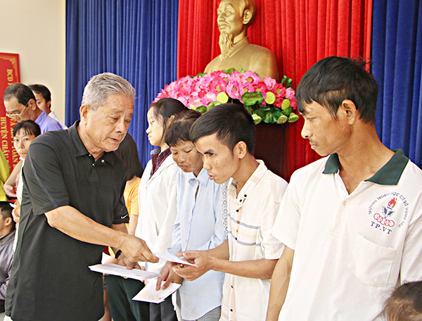 Ông Nguyễn Văn Nhân, Chủ tịch Hội Nạn nhân chất độc da cam và Bảo trợ xã hội tỉnh tặng quà cho nạn nhân chất độc da cam và người khuyết tật trên địa bàn huyện Châu Đức. 