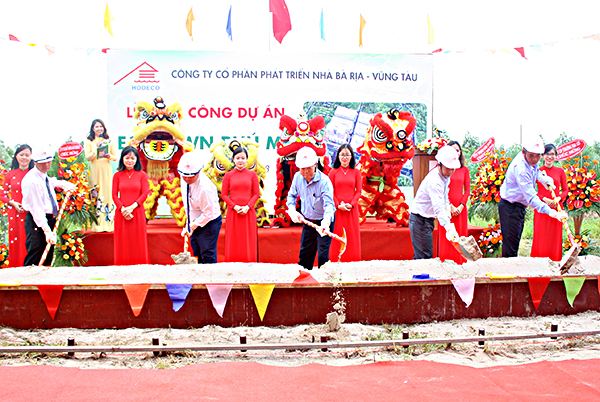 Đại diện địa phương, chủ đầu tư và đơn vị thi công làm lễ động thổ Dự án khu nhà ở Ecotown Phú Mỹ.