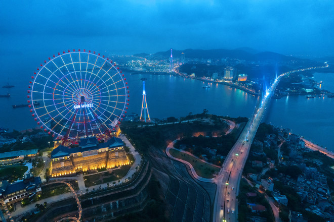 Từ vòng quay Sun Wheel, du khách có thể ngắm toàn cảnh Hạ Long.
