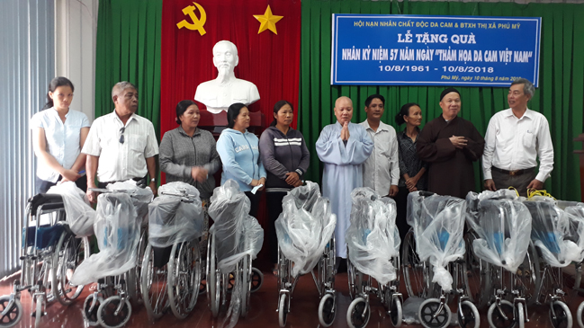 Sư cô Diệu Ngọc Huệ (Trụ trì Tịnh Thất Thiện Tài) tặng xe lăn cho các gia đình có người khuyết tật. Ảnh: VIÊT HÙNG