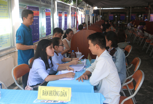 Người lao động tham gia tìm việc làm  tại Phiên giao dịch việc làm lần thứ 6 năm 2018. 