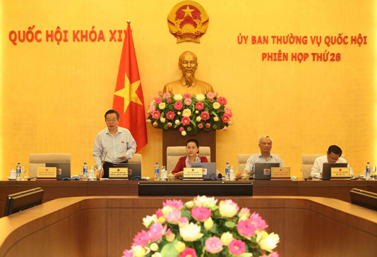 Phó Chủ tịch Quốc hội Phùng Quốc Hiển điều hành phiên họp. Ảnh: DƯƠNG GIANG